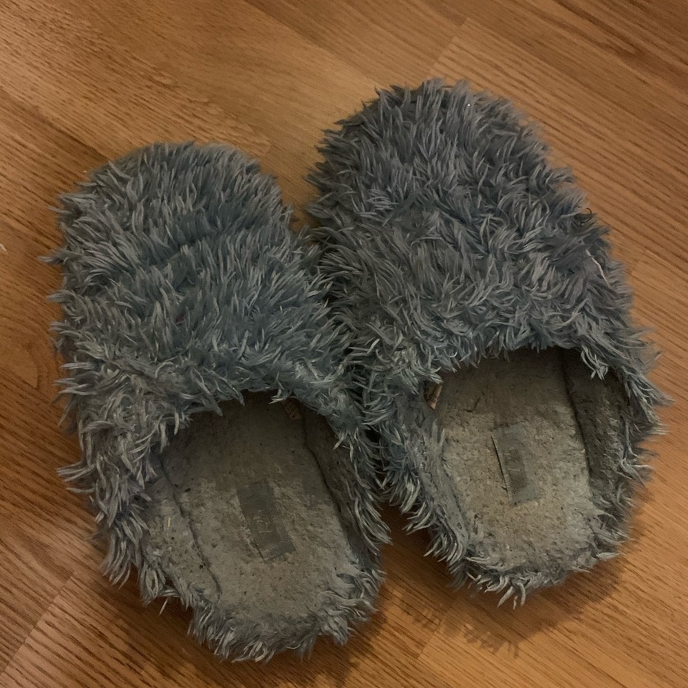 Light blue house slippers, size 7/8